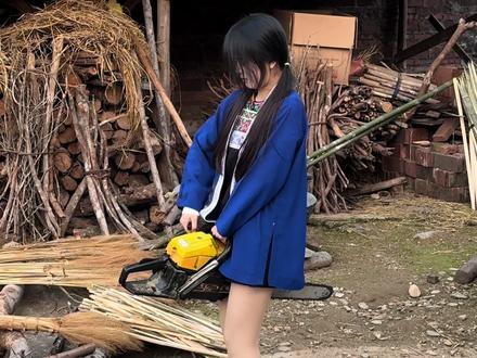 使用油锯,一定要正确方法去使用哦!#农村女孩#侗族#侗族辣小荟
