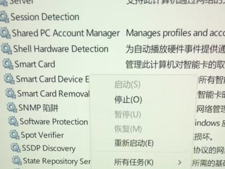 电脑升级win11后卡顿发热?关闭这个设置!马上解决! Win11相比Win10,新增或默认强制开启了多款占用性能、易致卡顿的服务、设置及软件,均为小白可针对性关闭的类型,按影响优先级精简如下(仅列Win11新增/默认更严格的,不重复Win10已有项):
一、安全类(最大性能杀手)
1. VBS(基于虚拟化的安全性)+ HVCI(内存完整性):Win11强制默认开启,Win10仅部分版本可选。游戏帧率最高降37%,持续占用CPU/内存,低配机直接卡顿,位置在Windows安全中心→设备安全性→内核隔离。
2. BitLocker加密:Win11家庭版默认自动启用,Win10家庭版默认关闭。拖慢SSD/机械盘读写速度,易导致磁盘100%占用,打开文件卡顿,可通过搜索“管理BitLocker”关闭。
3. Windows Defender实时保护:Win11后台扫描更频繁,游戏或打开大文件时,CPU易突然飙升、掉帧。
二、后台服务(常驻吃资源)
1. Connected User Experiences and Telemetry(DiagTrack):Win11默认自动运行,Win10可手动关闭,持续收集数据,高峰期占用20%+内存。
2. SysMain(原Superfetch):两者均有,但Win11对SSD更不友好,默认自动运行,预加载无用数据,占用几GB内存,低配机卡顿明显。
3. AppX Deployment Service(AppXSVC):Win11 24H2+默认自动启动,Win10为手动,微软商店后台常驻,易导致CPU/磁盘突然飙升。
4. WaaSMedicAgent、AppInstaller:Win11新增后台服务,Win10无,持续扫描更新,占用10–15% CPU。
三、界面与组件(新增自启项)
1. 小组件(Widgets):Win11新增,任务栏默认开启,Win10无,后台运行WebView2进程,占用300–600MB内存,右键任务栏可关闭。
2. 贴靠布局、圆角/动画/透明度:Win11默认全开,Win10可手动关闭,持续占用GPU/CPU,低配机切换窗口卡顿。
3. 开始菜单网络优先搜索:Win11默认先联网搜Bing,Win10优先本地,导致本地搜索变慢,占用带宽和CPU。
#windows#电脑知识#电脑小知识#win11