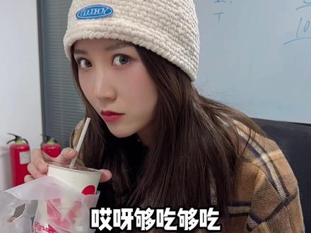 恋爱小妙招,假装嫌弃女朋友吃过的东西,她会……#vlog日常 #剧情 #恋爱 #套路