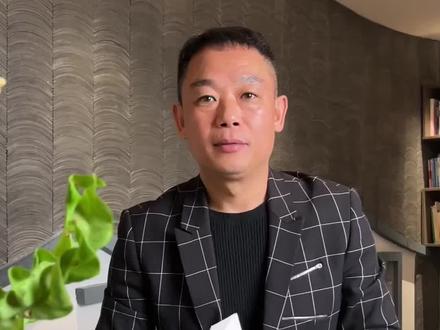 黄仁勋直接定义了AI五层架构,就像一个五层蛋糕:最底下是能源,决定AI能走多远;然后是芯片,算力的核心;再往上是AI工厂一样的基础设施;接着是模型层,潜力巨大;最上面才是我们用的各种应用。#黄仁勋#AI营销峰云 #AI #重构营销生态#上热搜