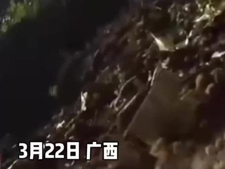 救援人员找到乘务人员证件和照片,记者用手捂住的动作令人泪崩!#记者用手轻轻挡住乘务员证件 #东航 #MU5735搜寻现场 @抖音小助手