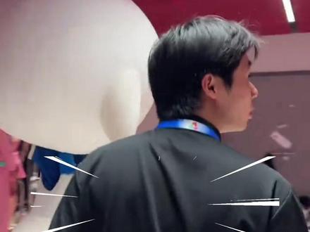 赛场显眼包~史上最活泼的吉祥物来啦!#全运会团宠大湾鸡火出圈 ,吉祥物玩偶扮演者大多数是十几岁的武校少年,难怪这么活力满满!#大湾鸡皮下是可爱的小孩哥 #全运会吉祥物 #大湾鸡 #十五运