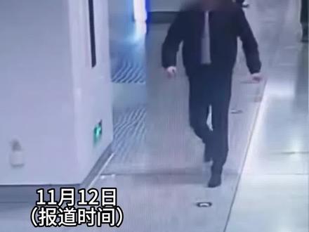 11月11日,广西南宁。南宁地铁3号线总部基地站,一男子在站台柱子旁当众脱裤大便,被监控全程拍下。#地铁