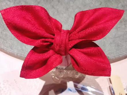 蝴蝶花教程☞蝴蝶花象征着高雅的文化,它的寓意是自由、思念、爱情,同时有祝福对方幸福的寓意。红色口布最佳#餐饮人