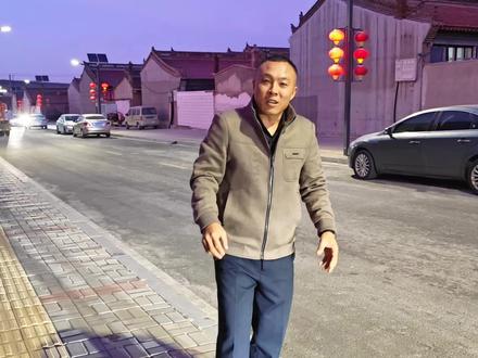 罕见!真没想到竟然能从嘴里喷出火,太稀奇了 #堡里有年味 #回村过大年