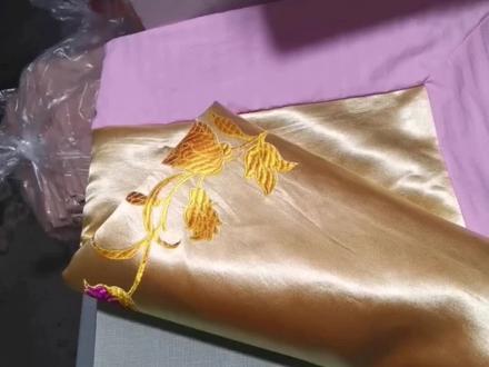 老式被面不舍得扔掉,把它改成被罩吧,#旧物改造#我的手工作品