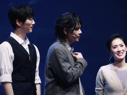 “我们像爱恨般短暂,我们如命运般不堪。”
20260503 ‣ #音乐剧嫌疑人X的献身 叶东小末(偏要勉强来的)特返《答案》
叶叶:“确实没有安排这个环节……”
东东:(唱!)
让我们说:感谢jiji桑!
#叶麒圣 #徐丽东 #麒有此丽 #zgyyj