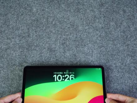 iPad妙控键盘升级!打字手感有点像MacBook~ iPad想要提升生产力,妙控键盘可以说是避不开的配件之一
分享一下inateck的第三代妙控键盘的使用体验:
1️⃣:重量比前几代轻了一百多克,但待机续航并没有减少,反而增多了一点,带上电容笔出门,在总体重量方面依然比MacBook Pro要轻很多
2️⃣:键盘升级,键帽尺寸更大,和MacBook Pro的按键大小基本一致,按键行程甚至比MacBook Pro的还要长一点的🤏
3️⃣:触摸板面积增大30%,通过iPad和MacBook 联动,几乎感受不到和MacBook Pro触摸板的差异
一点遗憾,亮度调节等一些多媒体快捷键是通过组合按键实现,希望后续升级能像Mac一样独立操作(其实在inateck的轻量款键盘上已经实现)
不过考虑到他售价只有300+,这一点遗憾也就不算啥了
#ipad配件 #iPad键盘 #ipad妙控键盘 #inateck妙控键盘 #平替妙控键盘