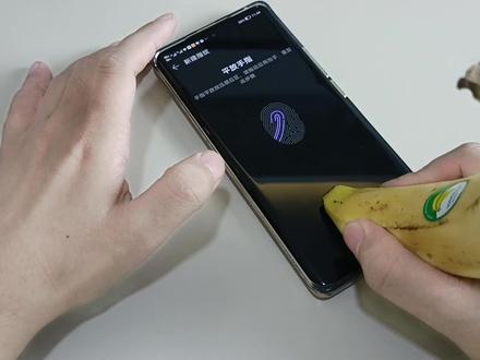 香蕉解锁手机,筷子给西红柿去皮,这都是真的吗?帅小伙亲测!