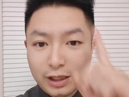 特斯拉机器人摔倒疑似“露馅#财经#金融#股票#股市#股民