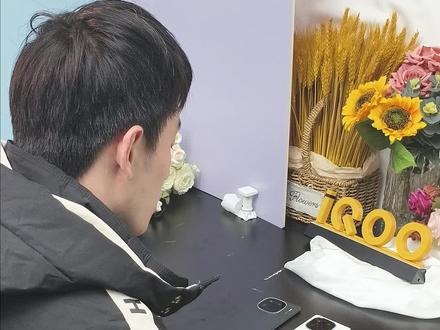 好纠结啊,来评论区帮我挑选一下吧 #iQOO #iQOO12 #传奇版 #赛道版