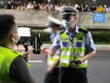 熊警官龙华查车,现场直播中#交警正能量 #查酒驾