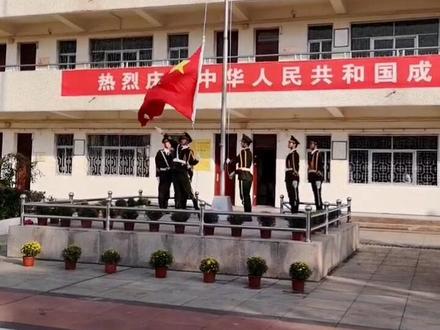 #孝感在这儿 安陆市凤凰中学(老一中)举行升旗仪式庆祝国庆@安陆发布