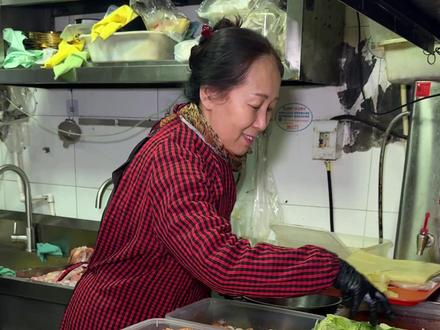 土豆片涮冷面 这就是东北份量吗,15一份十个菜一大盘装不下,冷面都是鸡汤煮的,一口下去真的香迷糊了
#抖音食光里 #东北美食 #沈阳美食 #冷面