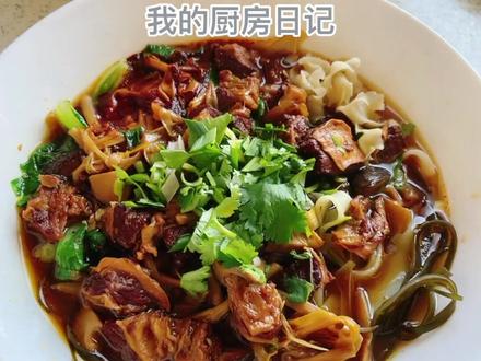 #工休日在家做美食👩🏻🍳每次回家最爱吃老爸做的香菇牛肉面,终于不仅学会了,还升华了😂方法今天也分享给大家,空闲时候都给家人做起来吧✌🏻~~#美食vlog #红烧牛肉面 #黄花牛肉面