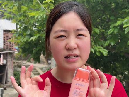 不要觉得孩子小就不用涂防晒,春天紫外线已经很强了,等晒黑晒伤就晚了!#贝德美 这个防晒面霜,面霜防晒二合一,不用再纠结先涂面霜还是防晒!洗完脸涂它=做好保湿+防晒,肤感超舒服!#儿童防晒#儿童面霜