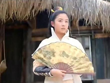 明末风云之投降藩王朱常淓
朱常淓(1608年—1646年5月23日),字敬一。明穆宗朱载垕之孙,明神宗朱翊钧之侄,潞简王朱翊镠第三子,母杨次妃。明朝宗室,万历四十六年(1618年)闰四月袭封潞王。甲申之变后逃难,弘光帝朱由崧被清兵所俘后,自称监国,后投降清军,斩于北京。隆武帝追谥为闵王。
潞简王朱翊镠死时朱常淓才6岁,由母妃李氏处理藩事。朱常淓工书画、好古玩,在绘画、音律、书法方面的造诣都不错。制琴三千余张,制作的琴称为“潞琴”,同时还著有古琴谱《古音正宗》。又仿《宣和博古图》造铜器数千,埋于土中。兼通佛典,号“潞佛子”。指甲长六七寸,以竹筒护之。
崇祯十七年二月二日,闯军刘芳亮攻占怀庆府(今河南省沁阳县)。即东进河南卫辉,潞王府危在旦夕。二月十九日朱常淓决定弃城出逃。先逃到无锡、南京再到杭州。
弘光元年(1645年)五月下旬,弘光帝朱由崧被俘的消息传到杭州,于是马士英、阮大铖、朱大典、袁宏勋、张秉贞、何纶等商量请当时在杭州的朱常淓监国,六月初七日(1645年6月30日),邹太后(朱由崧嫡母)命朱常淓监国,懿旨曰:“尔亲为叔父,贤冠诸藩。昔宣庙东征,襄、郑监国,祖宪俱在,今可遵行。”六月初八日(1645年7月1日)称监国于杭州,次日,黄道周建议朱常淓在十日内即位称帝,但朱常淓却根据马士英的意见,派陈洪范作为监国潞王的代表与清军和谈。
弘光元年六月十一日(7月4日)清军逼近杭州,马士英、阮大铖、朱大典等均各自逃命,而陈洪范回到杭州与张秉贞等劝潞王勿战,郊迎清兵,开城投降。
弘光元年六月十三日(1645年7月6日),朱常淓开城降清,当年九月与朱由崧及弘光朝廷的一些被俘官员一起被送至北京。翌年四月初九日(1646年5月23日)与朱由崧、秦王、晋王、衡王、德王、荆王等九王俱在北京被杀,罪曰:“谋不轨”(即谋拥立朱常淓造反)。事闻隆武帝,追谥曰闵王