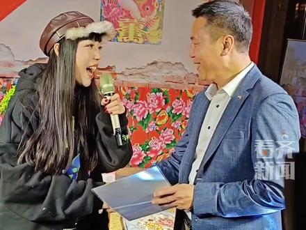 鹤城的姑娘回家了!
吴莫愁:回到家有种热泪盈眶的感觉
吴莫愁被授予齐齐哈尔烤肉美食推介官和
齐齐哈尔首席文化旅游推荐官称号