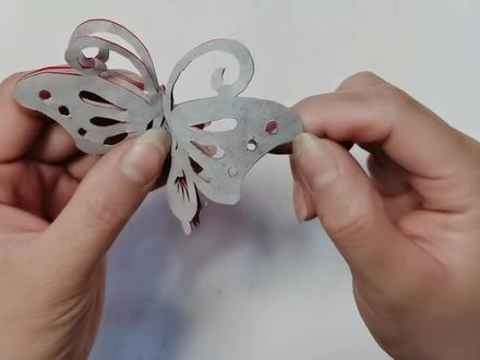 一纸蝴蝶,剪出春风十里,岁岁欢喜。
#手工剪纸教程 #创作者中心 #创作灵感 #剪纸 #非遗文化