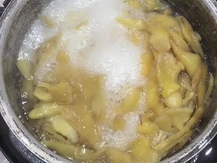 糖姜做法:买姜,洗姜,切姜,烧开水,再放姜,水开了,捞出,用清水洗,再放清水浸泡半小时(加一点点盐),再捞出沥干,五斤姜三斤白糖,放电饭煲加白糖慢慢熬(不用加水,有姜汁)熬干水分,再对着电风扇吹干即可