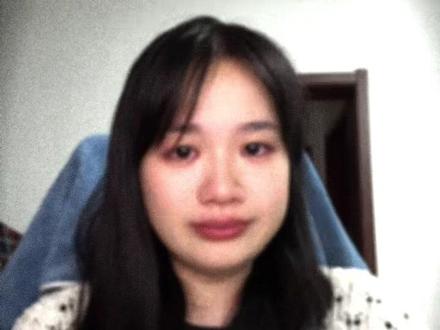 南枝幽默乐观的爸爸 才是她敢跟命运叫板的底气 给阿嬷的情书,除了女性的惺惺相惜,更让我动容的是南枝的爸爸。
虽然爸爸看着天天爱喝酒不着调,但他那副什么都不在乎的幽默,是对抗苦难的铠甲,更是南枝敢跟命运叫板的底气。
木生交不起房租快要流落街头了,他随口一句还有间柴房,不仅给木生一个落脚点还护住他在异乡最后的那点自尊心。在客栈大家偷偷办国语班的时候,他天天装睡在门口放风打点警察。护着孩子们认字,默默守着一份传承——不管离家多远,老祖宗的东西不能丢!
在那个认定嫁人才是女人唯一出路的年代,他不指望女儿嫁人换安稳,面对媒婆的催婚,他不仅毫不客气地回怼找母猪合八字去吧,一窝能生十二个!更是在所有人的非议里,稳稳地撂下了一句,走仔,也可以是不走的仔!
最让我受不了的,是他回到老宅的那一刻。明明上一秒还跟南枝约定一起回国,结果下一秒人就永远留在了泰国的那个老宅里。那一瞬间我眼泪根本控制不住。虽然他这辈子都没能真正落叶归根,留下了客死异乡的遗憾,但在那个异国他乡的老宅里,有他倾尽全力护了一辈子的女儿陪在身边,走得干干净净没受一点罪,对于一个漂泊半生的人来说,这大概也是一种福气吧!
爸爸留给女儿最珍贵的东西,就是哪怕在一地鸡毛里,她也永远可以安心地做自己!
#给阿嬷的情书 #电影推荐