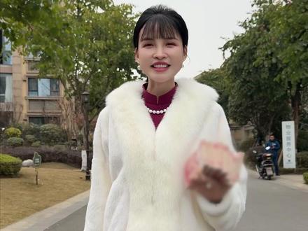 雇主给保姆发年终奖 马上要过春节了,今天给全家保姆发年终奖。给保姆永军大哥发5万年终奖,他红着眼眶再三推辞,言语里满是感激,说我们待他如家人,这份恩情早已胜过一切。我看着他这一年来为家里的操劳,脏活累活从不喊累,对我的两个儿子更是疼惜有加。其实我们心里。早已把永军大哥当作真正的家人了….