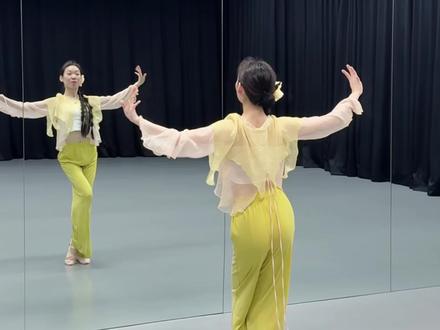 《咏春》 详细讲解 超火的咏春详细讲解,跟我一起跳。
编舞:@阿莎莎. #抖音年味舞蹈大赏 #抖音新春联欢会 #随变一拍都很夯 #咏春舞蹈挑战 #咏春舞蹈教学