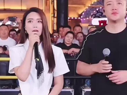 红豆第一次登上木森大舞台,那时候还经常被木森欺负! #木森 #红豆 #户外直播现场 #木森大舞台 #人气爆棚