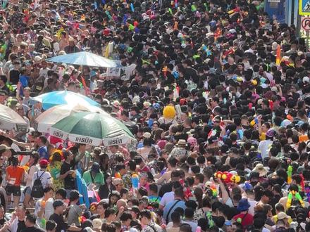 曼谷的街头已成为泼水节狂欢的主战场。#泰国旅游 #泼水节狂欢 #异国风情 #泰国