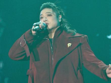 听过音频怪物现场的,基本都既赞叹又嘲笑。 赞叹他的唱功之稳,嘲笑他不记得歌词,这一整首歌眼睛就没离开过提词器,只往旁边暼了一眼hhh
#音频怪物 #拂世之剑 #古风歌曲 #国风起时 #苏州国风起时