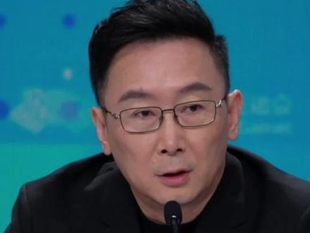 #杭州亚运会亚运会开幕式总导演陆川,在发布会上谈到了亚运会拍摄的短片值得期待,其中透露现场会使用9个IMAX并排组成的荧幕放映短片,堪称世界上最大的荧幕了。