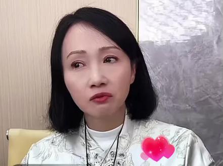 时光难掩真心与遗憾的痕迹,2025年末,黄慧颐与保剑锋尘封二十年的旧情被重新提起,57岁的黄慧颐在直播间哽咽诉过往,满是委屈与不甘,引得全网唏嘘。
1997年,29岁的黄慧颐已凭《外来媳妇本地郎》红遍广东,事业鼎盛、人脉深厚;22岁的保剑锋仍是上戏在校生,演艺之路刚起步,毫无名气。机缘之下两人相恋,这段相差七岁的姐弟恋虽不被看好,却藏着满心赤诚。为守护恋情,黄慧颐常年往返广沪两地,即便遭男方父母反对也始终坚守,最终更是毅然放弃广东的一切,带着资源与人脉奔赴上海,陪保剑锋共赴未知前程。
初到上海的日子清贫艰辛,两人挤在弄堂狭小老房,夏日无热水只能深夜用公共水龙头洗漱,生活窘迫。但黄慧颐毫无怨言,用自己的通告费承担开支、打理生活,更四处奔走疏通关系,动用全部人脉为保剑锋铺路,亲手帮他改形象、拍试镜带,陪他熬过最艰难的蛰伏时光,满心盼着十年深情能换来相守一生的圆满。
2002年,保剑锋凭《十八岁的天空》“古老师”一角爆红,跻身国民偶像,事业彻底起飞。黄慧颐满心欢喜盼着步入婚姻,2005年也等到他公开将结婚的消息,却没料到悲剧已然酝酿。随着名气渐长,保剑锋愈发疏离冷淡,沟通渐少,更在同年拍摄《小城往事》时与演员何珈好秘密相恋,彼时他与黄慧颐的十年恋情仍未结束,黄慧颐始终被蒙在鼓里,直至2007年分手,才知晓这份深情早已被辜负。
分手后两人人生轨迹截然不同,保剑锋事业稳步攀升,参演《梦华录》《星汉灿烂》等热播剧,口碑人气双收,2009年与何珈好结婚生子,对外塑造着爱妻顾家的好形象,风光无限。而黄慧颐淡出演艺圈,未婚未育独自生活,事业难再重拾,晚年素颜朴素、白发显老,甚至靠经营旧书店维生,与昔日女星模样判若两人,境遇令人心疼。
二十年间,黄慧颐从未公开指责过往,直至2025年,她因书店照片引发热议,开通账号后遭限流、网暴,还被保剑锋现任妻子私信辱骂,压抑多年的情绪才在直播间爆发。这场直播虽匆匆结束,却引爆全网,话题阅读量破5亿,旧情里的深情与背叛成大众热议焦点。有人心疼她的付出,也有人质疑其动机,但那些真心陪伴、倾力付出的时光,始终是她青春里最真挚的印记。
如今风波渐平,保剑锋沉默以对、生活如常,黄慧颐账号停更归于平静。或许她发声从非报复炒作,只是想为半生委屈寻个出口,为十年青春讨份坦荡。#热点 #每日分享 #励志正能量 #点赞1000万 #抖音短视频