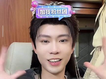 @黄浩雯 跟着黄老师学手语啦!
新剧多多手部特写,一整个期待住❤️❤️❤️#黄浩雯 #黄浩雯古装 #糟糕是心动的感觉 #手控 #帅哥