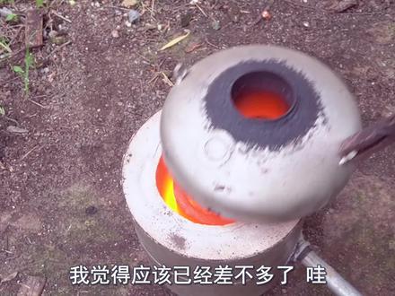 据说,把滚烫的岩浆倒进水里,就能得到黑曜石!#趣味实验 #岩浆