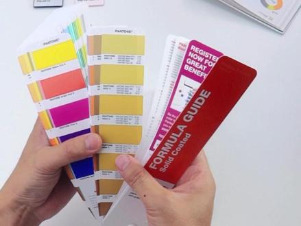 #PANTONE #pantone流行色 #pantone潘通 # #新品上新 新版PANTONE色卡上新啦~新增229种流行色,新版色卡在视觉上的惊喜是与众不同的色卡封面,使用了一眼望去就能让人心生温暖的颜色珊瑚橘,艳度不高,明度中等,带有生机与活力,在萧瑟寒冷的秋冬季节给与人温暖明媚之感。即刻起当您选择2022新版CU色卡,你将拥有齐全的2390种色彩啦~