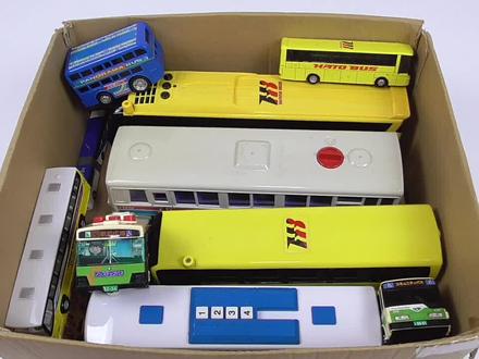 小男孩喜欢的迷你公交车玩具车巴士在纸盒上的趣味展示滑行比赛