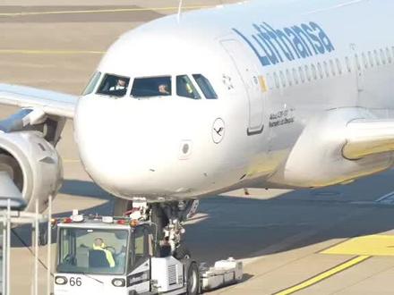 飞机为什么不会倒车呢!是差俩后视镜的缘故吗#飞机推出