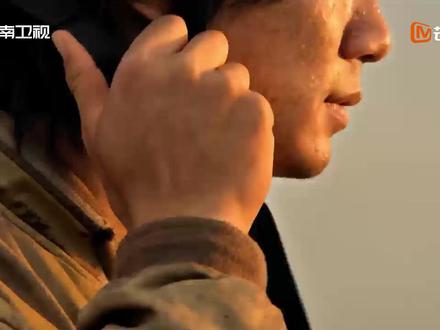 #湖南卫视和青春梦想共同成长 #张雪专题片
唯热爱可抵岁月漫长!20年,从“追着别人跑”到“被别人追着看”,一场穿越20年的“对话”——《再次见到你 · 张雪的飞驰人生》,热血回溯一位世界冠军缔造者、中国制造破局者的飞驰人生。