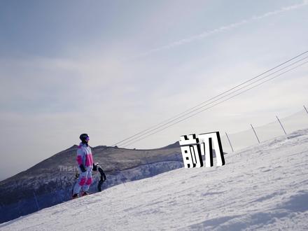 单板初级教程丨4.不可错过的前刃推坡教程 🏂不知道有多少朋友在自学单板时卡在了前刃推坡这一关,它和后刃推坡同样重要,但却因为反常规的发力和🧐看不见运动方向的恐慌,让练习难度陡增,想要继续进步,得到流畅的换刃甚至滑行,我们必须要解决这个“拦路虎”👊
🎬本期视频,我们会把前刃推坡的练习方式、练习难点以及练习技巧尽可能生动的呈现给大家,目的还是希望大家可以笑着学会滑雪😁,成长路上难免苦恼,但别忘了享受这项运动哦~
⬇️以下是本期内容要点:
1️⃣自学前刃的核心奥义
2️⃣前刃推坡的基本姿态
3️⃣如何保持基本姿态不被破坏(难点)
4️⃣前刃推坡的发力方式
5️⃣如何在推前刃时观察雪道后方
6️⃣前刃推坡的出发与站起
👏如果视频对你有帮助,欢迎点赞👍、收藏⭐️,有任何问题也欢迎评论或者私信📥,我们迫切想要知道大家的想法~#单板教学 #单板金牌教练 #单板滑雪 #单板入门 #单板初体验