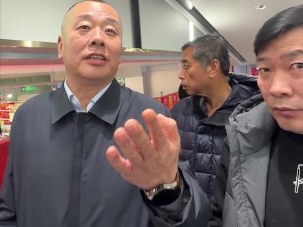 亿家亲迎宾店小吃推荐!四哥羊肉串!大鱿鱼!等百来种!让大家在亿家亲吃的放心!#春宇四哥#亿家亲超市