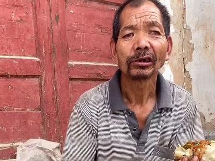 朴实的大叔,步行俩小时卖了六块💰,想吃包子却不舍得买!#传递正能量 #关爱老人 @抖音小助手