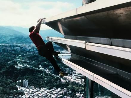 见证了一个历史记录——徒手攀爬台北101大楼 #台北101 #徒手攀岩