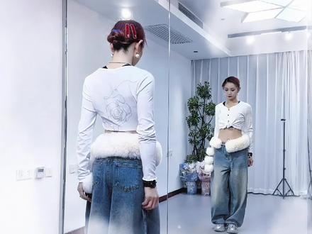 #生活有累也有苦 背面来啦✌️#努力让自己发光 #丫头加油 #小雅爵士广场舞 #最潮广场舞