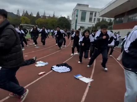 作品同款制作教程在这👉🏻@桃气泡泡 可恶又被斩虍装到了
#斩虍 #coke #陈泽 #刘回