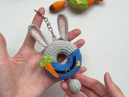 朱迪尼克甜甜圈详细教程--衣服耳朵尾巴 🧵:@雪妃尔毛线 萌娃娃2号
🎨:02奶白,04浅樱花粉,24小鸡黄,26橘色,
36芽绿,58靛蓝,66浅咖,69浅灰
🪡:2.0mm
#钩织视频教程 #钩织甜甜圈 #钩织挂件 #朱迪尼克钩织 #新手钩织教程