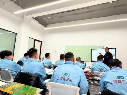开学了,我又去学充电桩了,这视频总结了这儿的充电桩培训内容 在这儿我们主要能学到交/直流桩工作原理,运维规范,故障维修,充电桩内部PFC板,DC/DC板维修,以及各种检测仪的使用。真正学会了,可以掌握充电桩选型,安装,运维,维修,施工以及充电桩模块维修技能,可以找相关工作,也可以自己承包或接单当老板。#充电桩 #我在抖音写日记