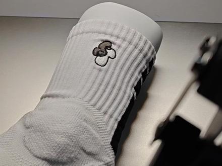 来自@ANTIGRAVITY CLUB 的小满配系列,个人认为结合其日常获取价和穿着体验来看,其性价比还是较高的,个人对其体验也较为满意,以日常获取价和配置来看,实际上应该定位在基础款品类当中,此时便有较强的竞争力
#袜子 #篮球袜 #篮球袜推荐 #篮球袜测评 #反重力俱乐部