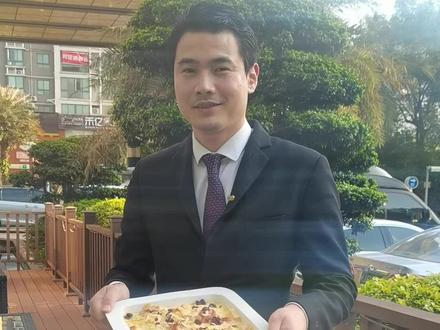 阿荣十二道风味之面包布丁,中国厨师届最有才华最帅的谢霆锋大厨做的面包布丁被张曼玉姐姐夸好吃😊我做的你也夸一下好吗?@抖音小助手 谢谢