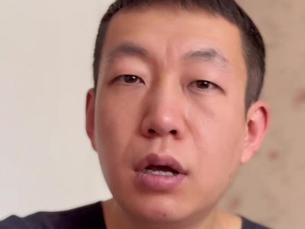 其实像那种二十五岁之后才开始谈恋爱,二十七八岁之后才开始考虑结婚的女孩子呀,是很聪明的。而且这种女孩子一旦结婚,就一定是非常幸福的。
因为说实话,女孩子过了二十七八岁啊。就变得很聪明了也变得很清醒了,你要是对她不真诚呀,她还真是一眼能看出来就把你pass掉了。
而且过了二十七八岁的女孩子呀,也有了一定的经济能力了,她开始明白礼物呀吃饭呀其实没有多贵。所以你再想糊弄她呀,你再不真诚呀,她真是一下就看出来了。
所以这也是为什么很多晚婚的姑娘反而婚姻经营的特别幸福,因为这个时候她有了一定的阅历了。她见识过很多的男生啊,自然就明白自己真正喜欢的是什么样类型的男生。一结婚呀往往就是非常幸福的!#相亲 #结婚 #女性智慧 #嫁错人比嫁不出更可怕 #当你到适婚年龄时