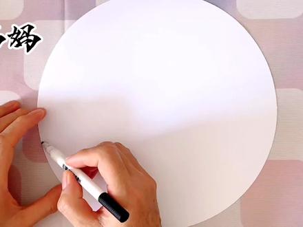 妈妈和女儿比赛画风景画,妈妈画的真有创意。#创意风景画 #手工画 #儿童画教程 #爱画画